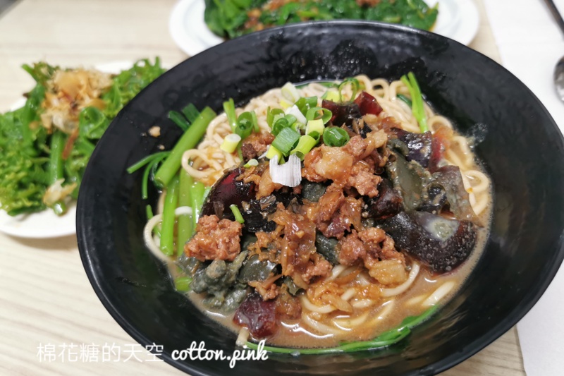 台中東勢美食這家超繽紛！彩色三角圓真材實料超大顆～