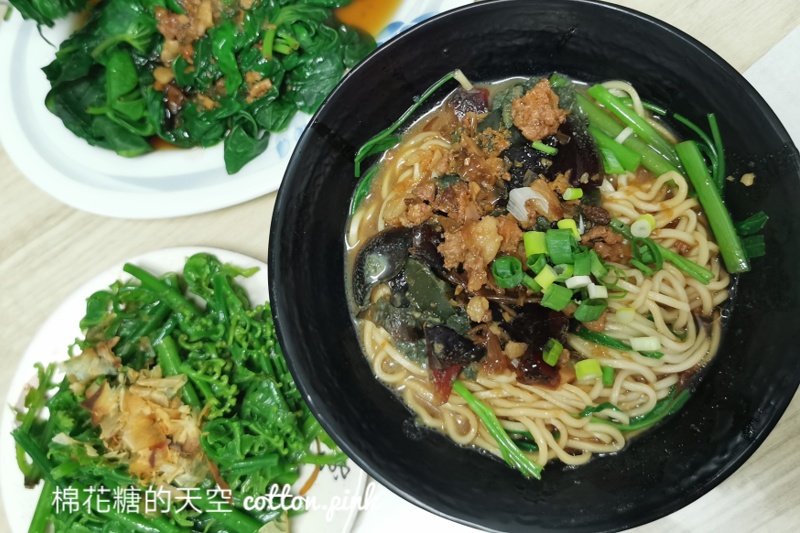 台中東勢美食這家超繽紛！彩色三角圓真材實料超大顆～