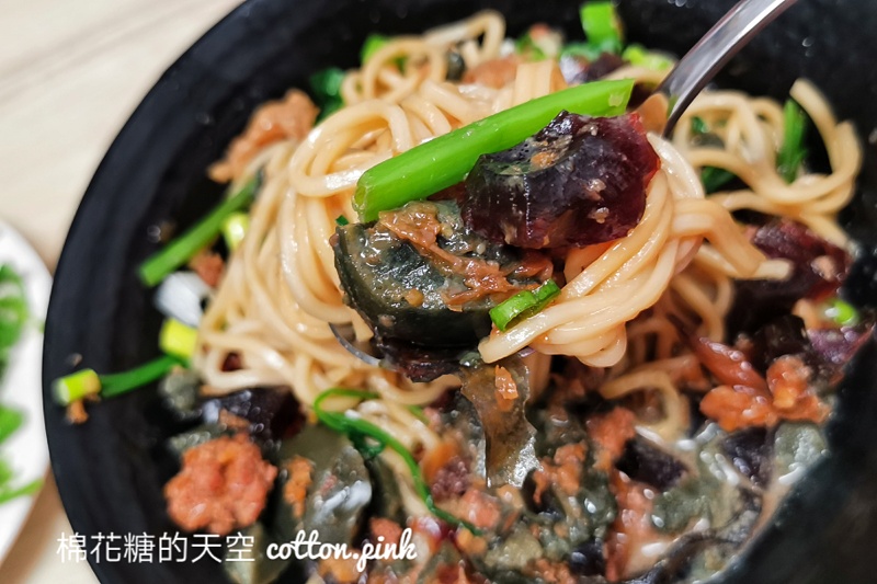 台中東勢美食這家超繽紛！彩色三角圓真材實料超大顆～