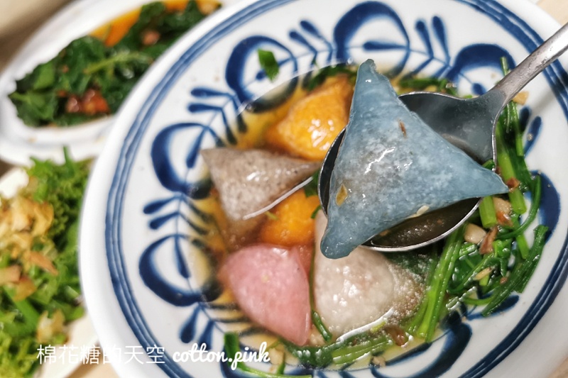 台中東勢美食這家超繽紛！彩色三角圓真材實料超大顆～
