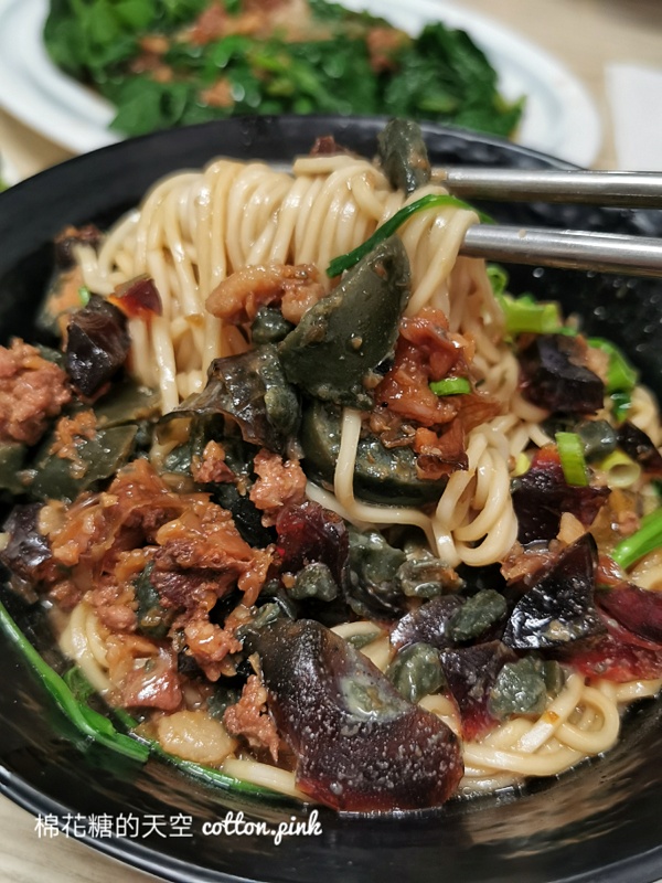 台中東勢美食這家超繽紛！彩色三角圓真材實料超大顆～