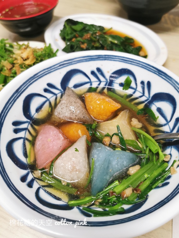 台中東勢美食這家超繽紛！彩色三角圓真材實料超大顆～