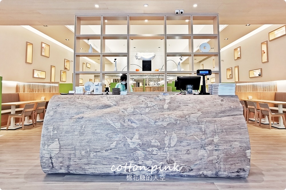 台中公益路最新純白餐廳開賣了！不葷主義冰花煎餃、三杯魷花、打拋豬肉完全吃不出來是素食阿！