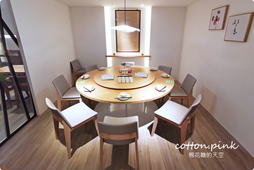 台中公益路最新純白餐廳開賣了！不葷主義冰花煎餃、三杯魷花、打拋豬肉完全吃不出來是素食阿！