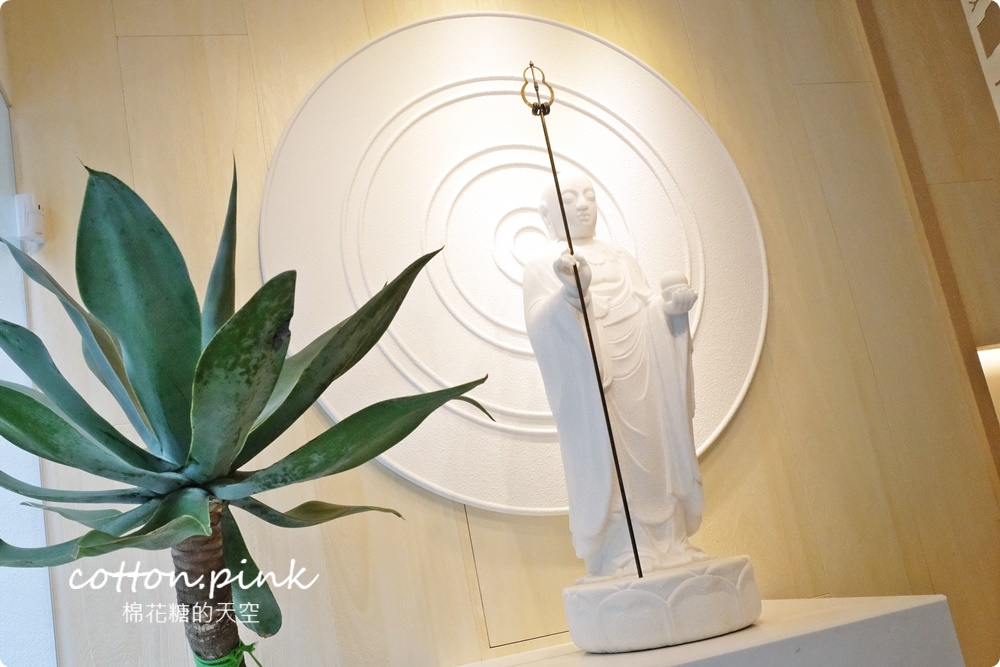 台中公益路最新純白餐廳開賣了！不葷主義冰花煎餃、三杯魷花、打拋豬肉完全吃不出來是素食阿！