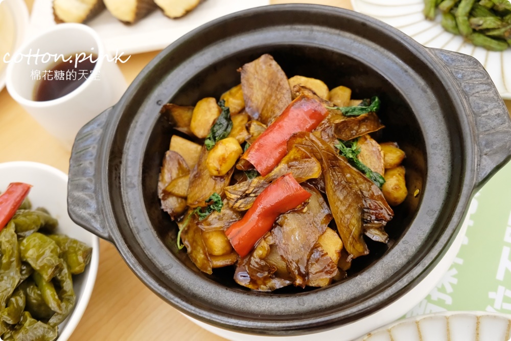 台中公益路最新純白餐廳開賣了！不葷主義冰花煎餃、三杯魷花、打拋豬肉完全吃不出來是素食阿！