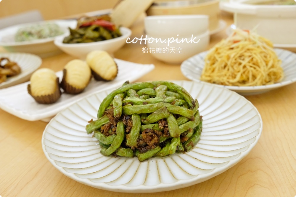 台中公益路最新純白餐廳開賣了！不葷主義冰花煎餃、三杯魷花、打拋豬肉完全吃不出來是素食阿！