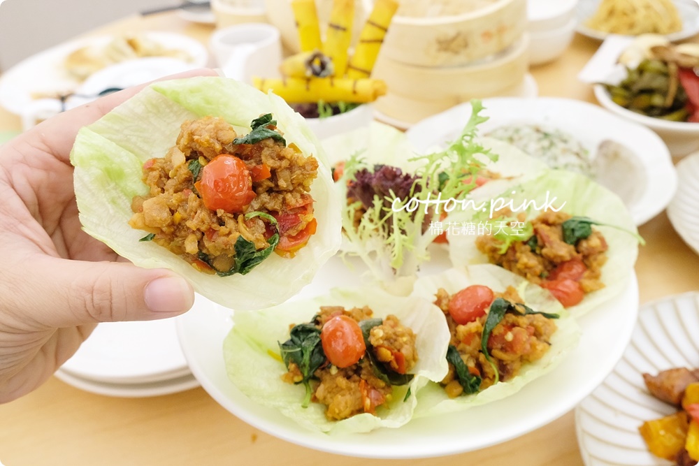 台中公益路最新純白餐廳開賣了！不葷主義冰花煎餃、三杯魷花、打拋豬肉完全吃不出來是素食阿！