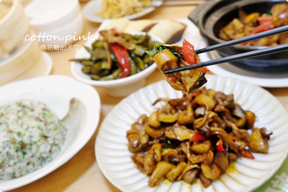 台中公益路最新純白餐廳開賣了！不葷主義冰花煎餃、三杯魷花、打拋豬肉完全吃不出來是素食阿！