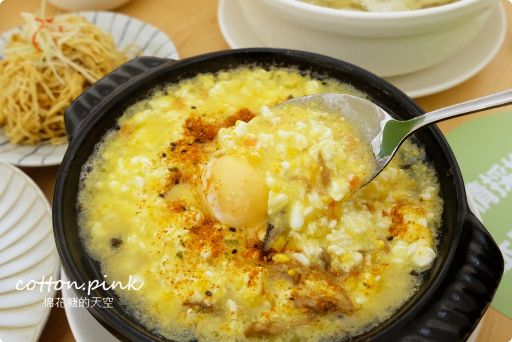 台中公益路最新純白餐廳開賣了！不葷主義冰花煎餃、三杯魷花、打拋豬肉完全吃不出來是素食阿！