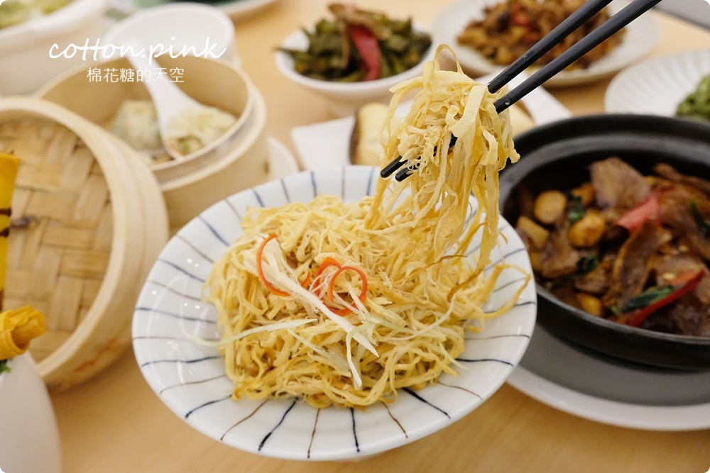 台中公益路最新純白餐廳開賣了！不葷主義冰花煎餃、三杯魷花、打拋豬肉完全吃不出來是素食阿！