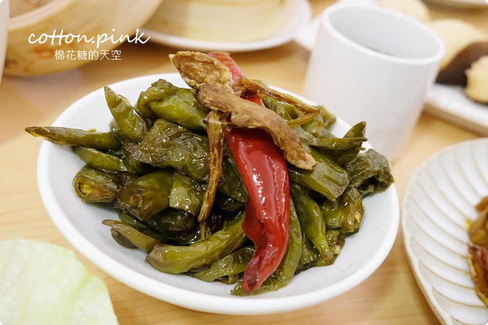 台中公益路最新純白餐廳開賣了！不葷主義冰花煎餃、三杯魷花、打拋豬肉完全吃不出來是素食阿！