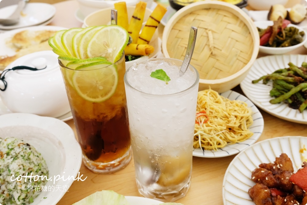 台中公益路最新純白餐廳開賣了！不葷主義冰花煎餃、三杯魷花、打拋豬肉完全吃不出來是素食阿！