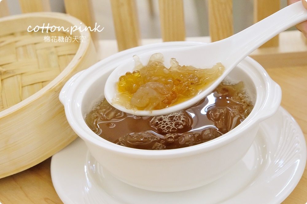 台中公益路最新純白餐廳開賣了！不葷主義冰花煎餃、三杯魷花、打拋豬肉完全吃不出來是素食阿！