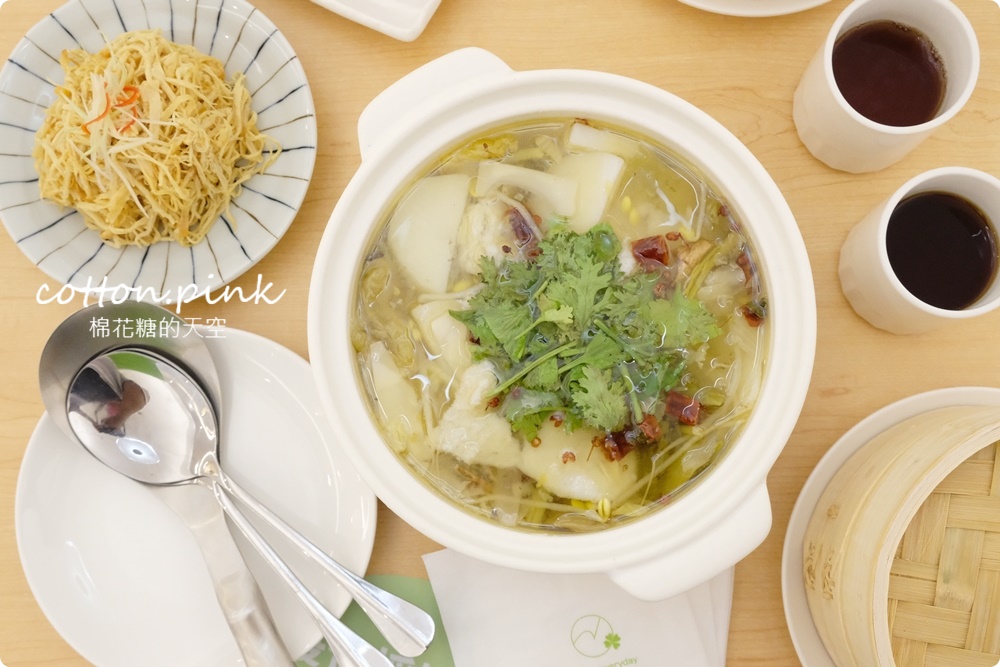 台中公益路最新純白餐廳開賣了！不葷主義冰花煎餃、三杯魷花、打拋豬肉完全吃不出來是素食阿！