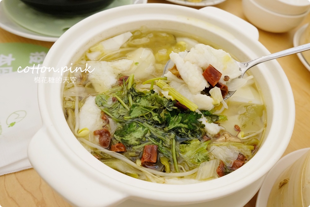 台中公益路最新純白餐廳開賣了！不葷主義冰花煎餃、三杯魷花、打拋豬肉完全吃不出來是素食阿！