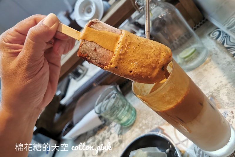 台中超隱密咖啡廳！東勢里趣咖啡藏在廟宇旁～冰棒咖啡超酷的！