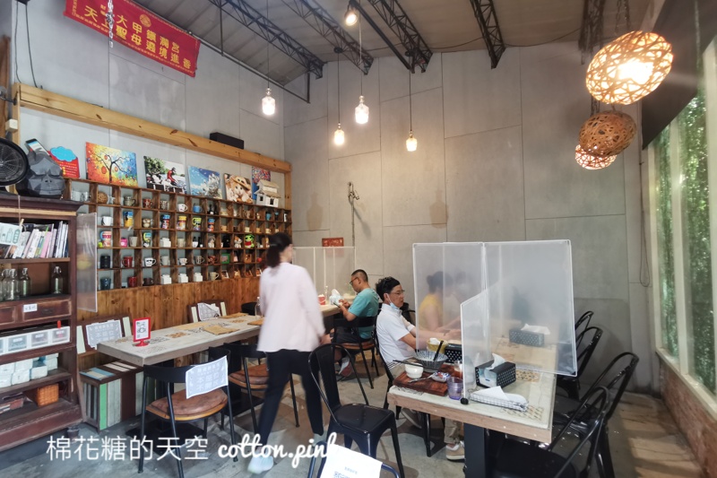 台中超隱密咖啡廳！東勢里趣咖啡藏在廟宇旁～冰棒咖啡超酷的！