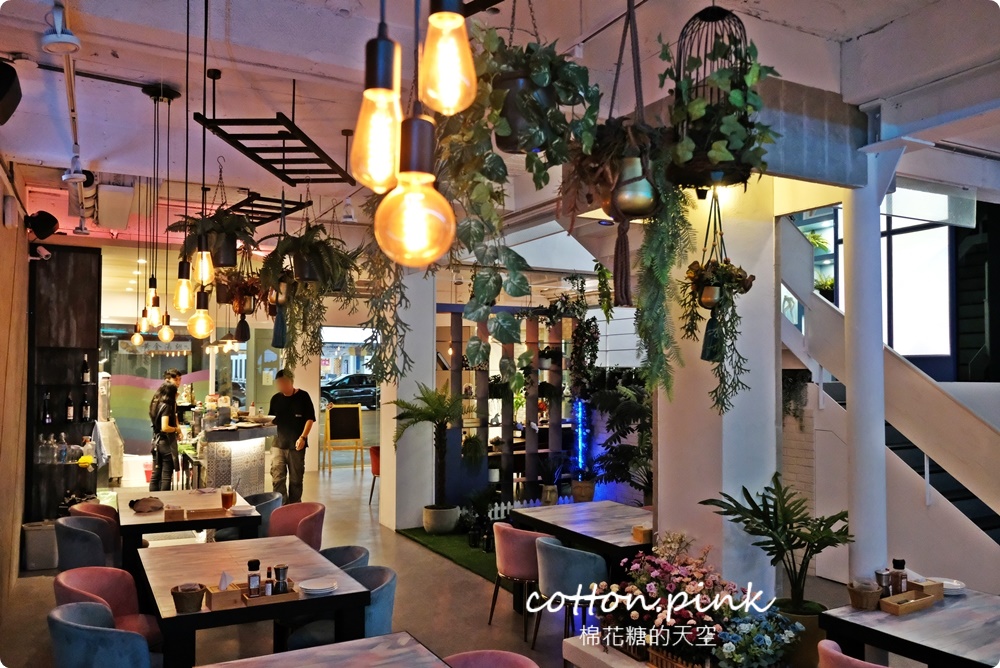 挑戰草悟道最長營業時間！Rainbow bistro從早午餐吃到宵夜場都有牛排可以點