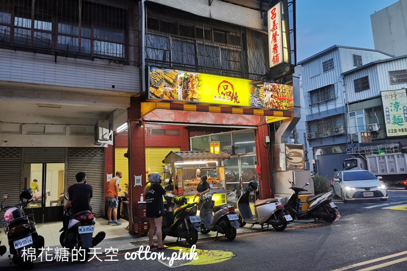 中美街必吃品燒炭烤，台中少見烤鹹酥雞必點，文內有完整菜單