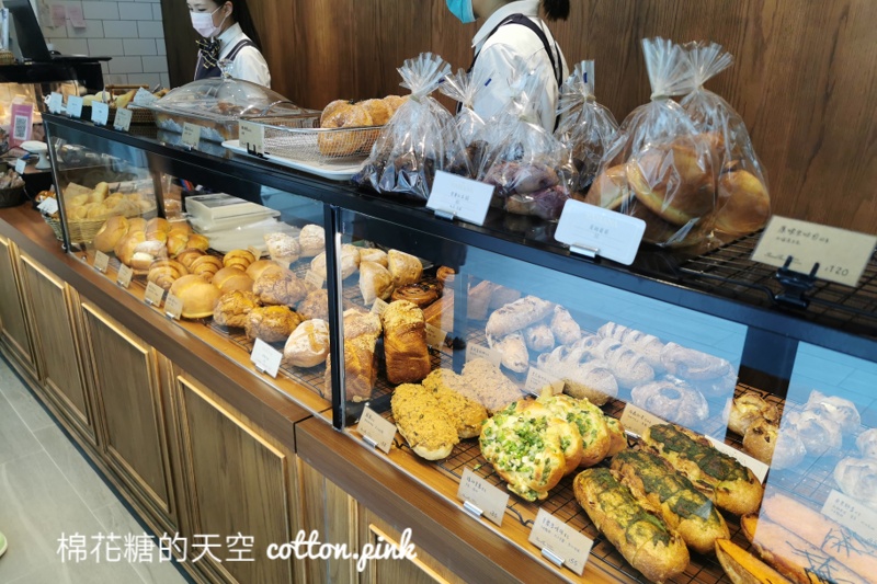 台中人氣麵包烘焙店換位置啦！推薦山姆安娜布丁泡芙和鹽可頌