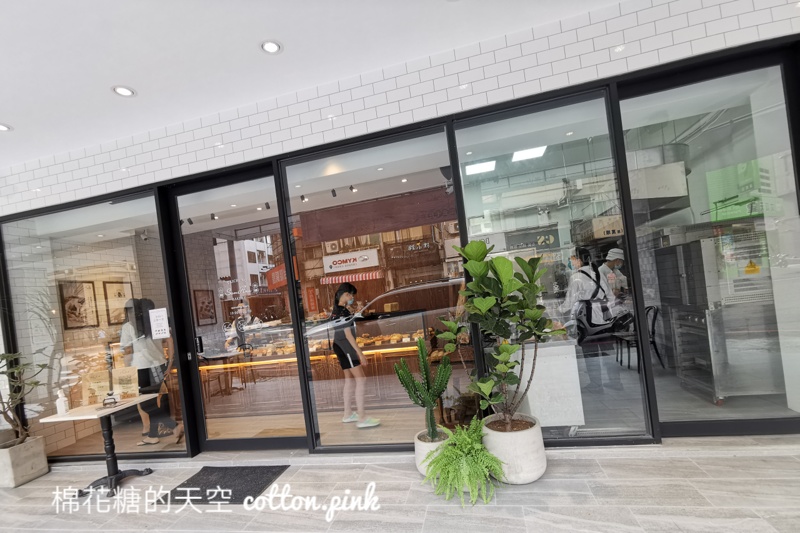 台中人氣麵包烘焙店換位置啦！推薦山姆安娜布丁泡芙和鹽可頌