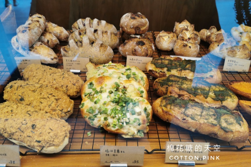 台中人氣麵包烘焙店換位置啦！推薦山姆安娜布丁泡芙和鹽可頌