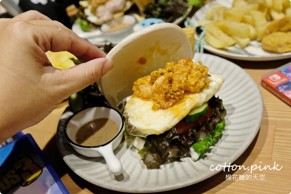 台中隱藏版電玩桌遊餐廳賣特製掛包！來電食獸用餐PS5、SWITCH多款人氣遊戲任你玩！