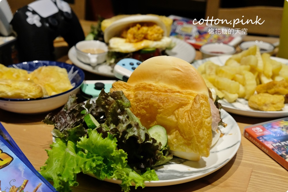 台中隱藏版電玩桌遊餐廳賣特製掛包！來電食獸用餐PS5、SWITCH多款人氣遊戲任你玩！