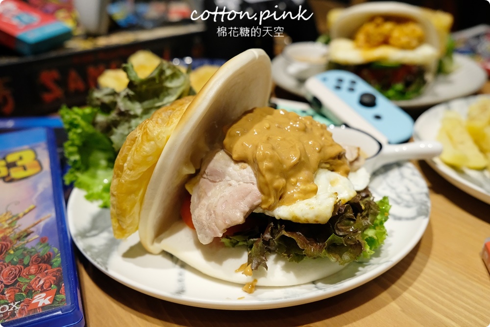 台中隱藏版電玩桌遊餐廳賣特製掛包！來電食獸用餐PS5、SWITCH多款人氣遊戲任你玩！
