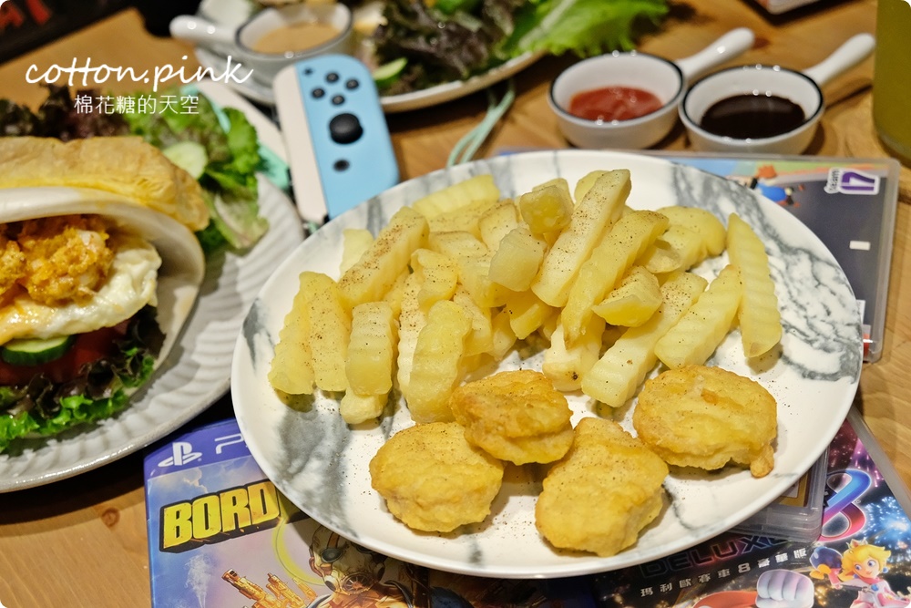 台中隱藏版電玩桌遊餐廳賣特製掛包！來電食獸用餐PS5、SWITCH多款人氣遊戲任你玩！