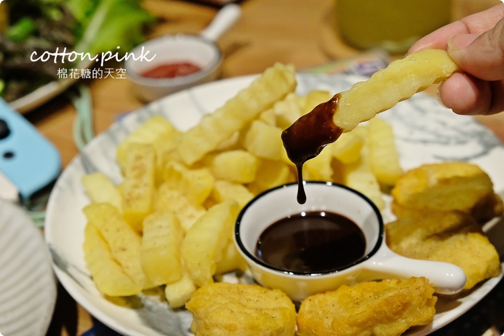 台中隱藏版電玩桌遊餐廳賣特製掛包！來電食獸用餐PS5、SWITCH多款人氣遊戲任你玩！
