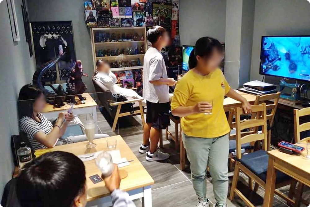 台中隱藏版電玩桌遊餐廳賣特製掛包！來電食獸用餐PS5、SWITCH多款人氣遊戲任你玩！
