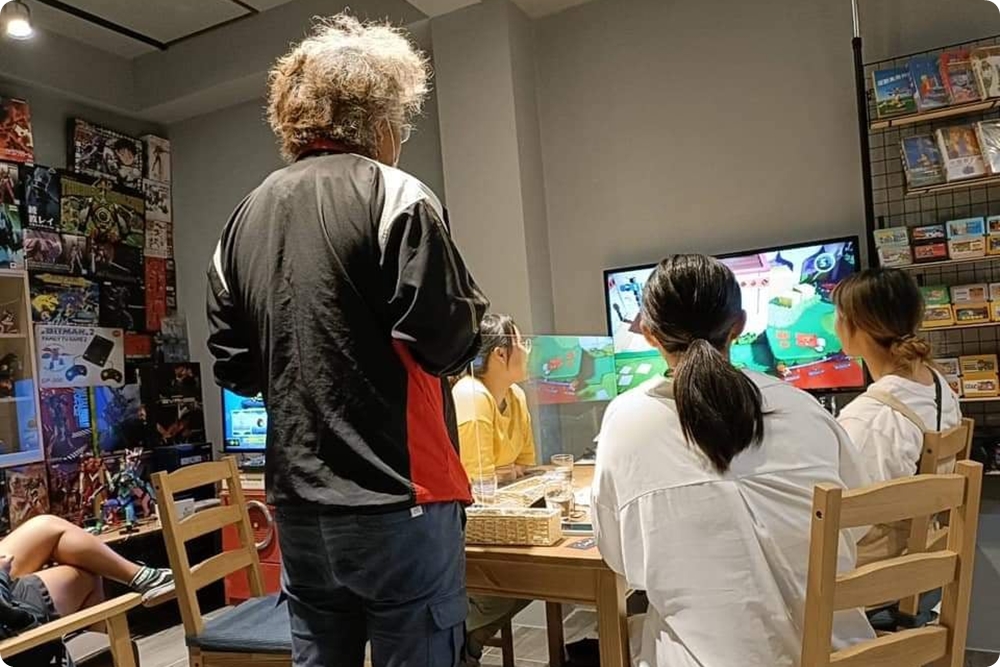 台中隱藏版電玩桌遊餐廳賣特製掛包！來電食獸用餐PS5、SWITCH多款人氣遊戲任你玩！