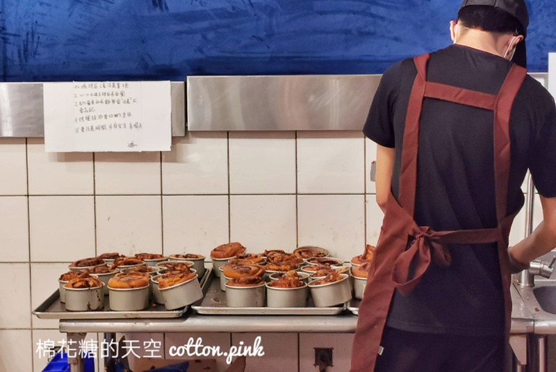 台中最新肉桂捲～捲捲人生大尺寸超爆料！現烤現出爐～賣完再等一小時！