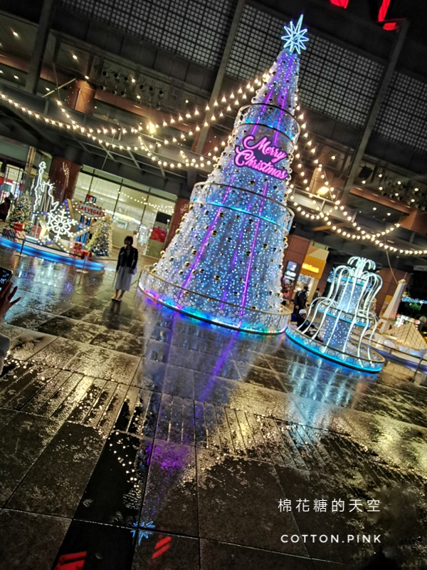 聖誕節來啦！夢幻雪白聖誕樹就在台灣大道旁～