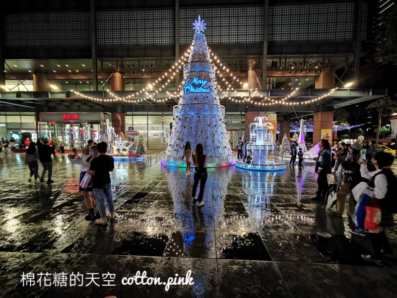 聖誕節來啦！夢幻雪白聖誕樹就在台灣大道旁～