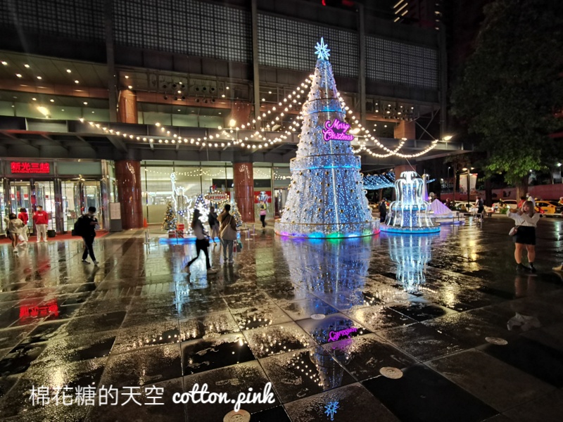 聖誕節來啦！夢幻雪白聖誕樹就在台灣大道旁～