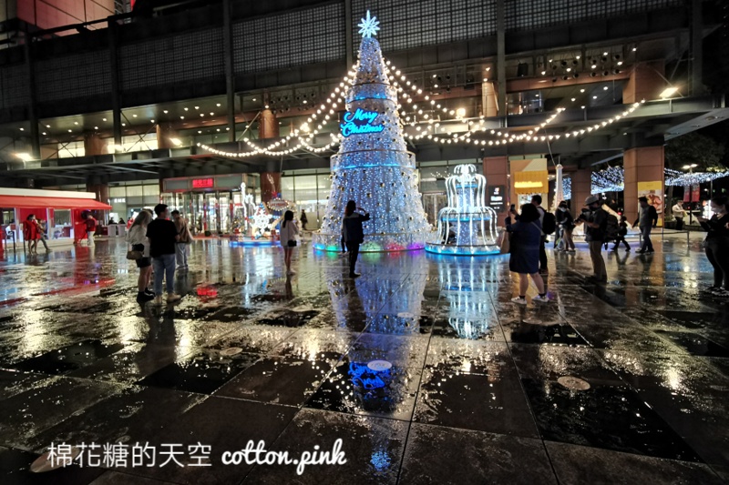 聖誕節來啦！夢幻雪白聖誕樹就在台灣大道旁～