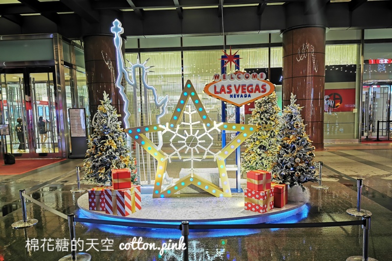 聖誕節來啦！夢幻雪白聖誕樹就在台灣大道旁～