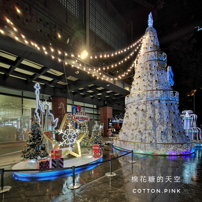 聖誕節來啦！夢幻雪白聖誕樹就在台灣大道旁～