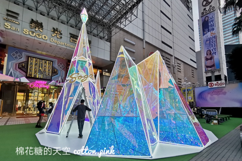 台中最新科技感聖誕樹登場啦！趁大家沒發現先來去打卡～