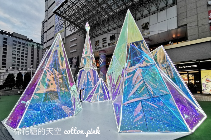台中最新科技感聖誕樹登場啦！趁大家沒發現先來去打卡～