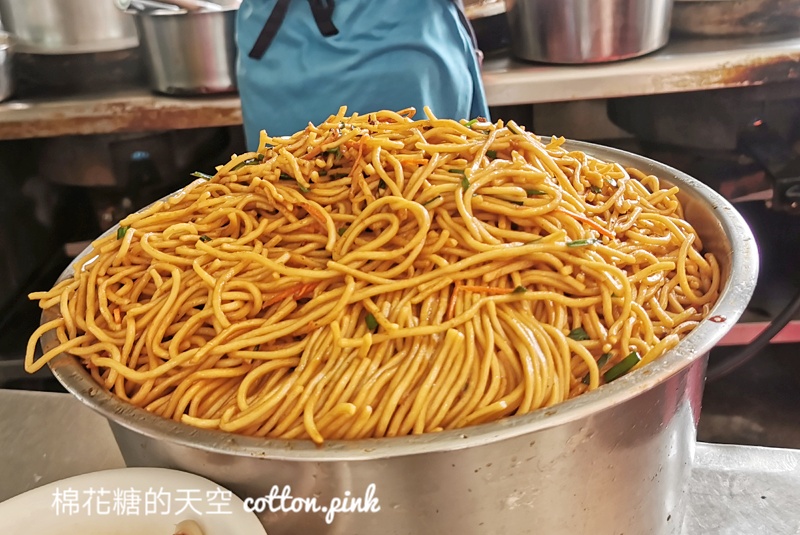台中東勢老店-阿婆炒麵鹹香入味超唰嘴！在地人推薦辣醬這樣加～