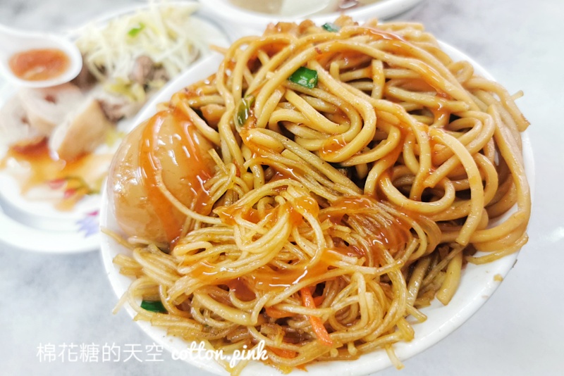 台中東勢老店-阿婆炒麵鹹香入味超唰嘴！在地人推薦辣醬這樣加～