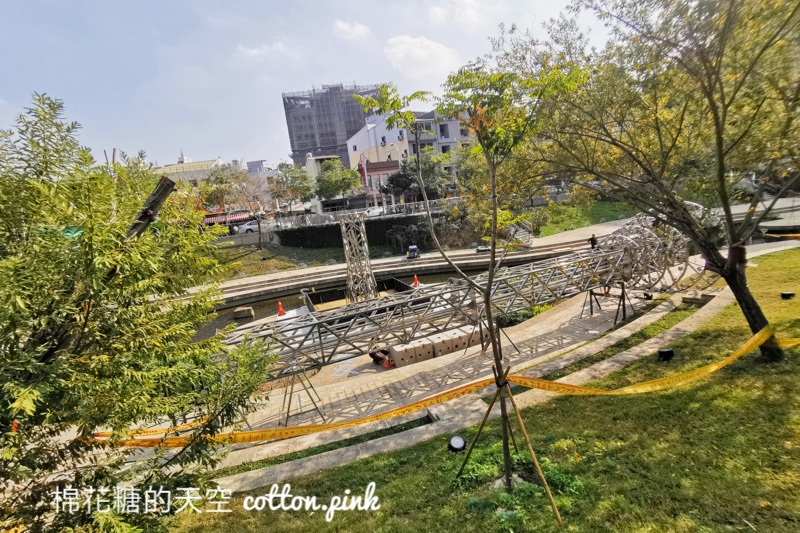 台中聖誕節|柳川變身粉紅甜點製造所～超高水柱聖誕樹令人期待