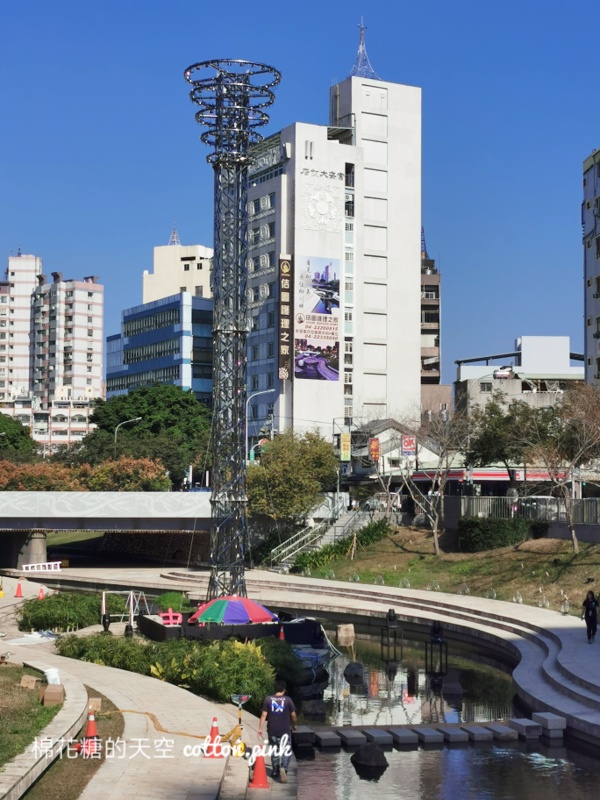 台中聖誕節|柳川變身粉紅甜點製造所～超高水柱聖誕樹令人期待