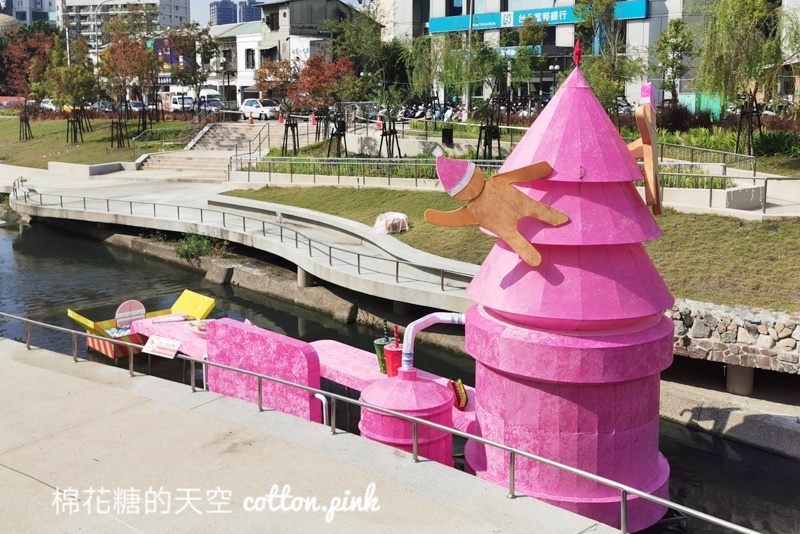 台中聖誕節|柳川變身粉紅甜點製造所～超高水柱聖誕樹令人期待