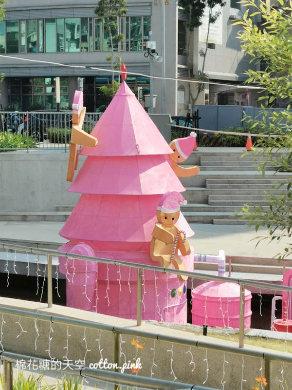 台中聖誕節|柳川變身粉紅甜點製造所～超高水柱聖誕樹令人期待