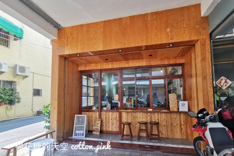 台中東勢隱藏版咖啡廳|一週只開放兩天～二餘草堂肉桂捲禮盒超夯的！